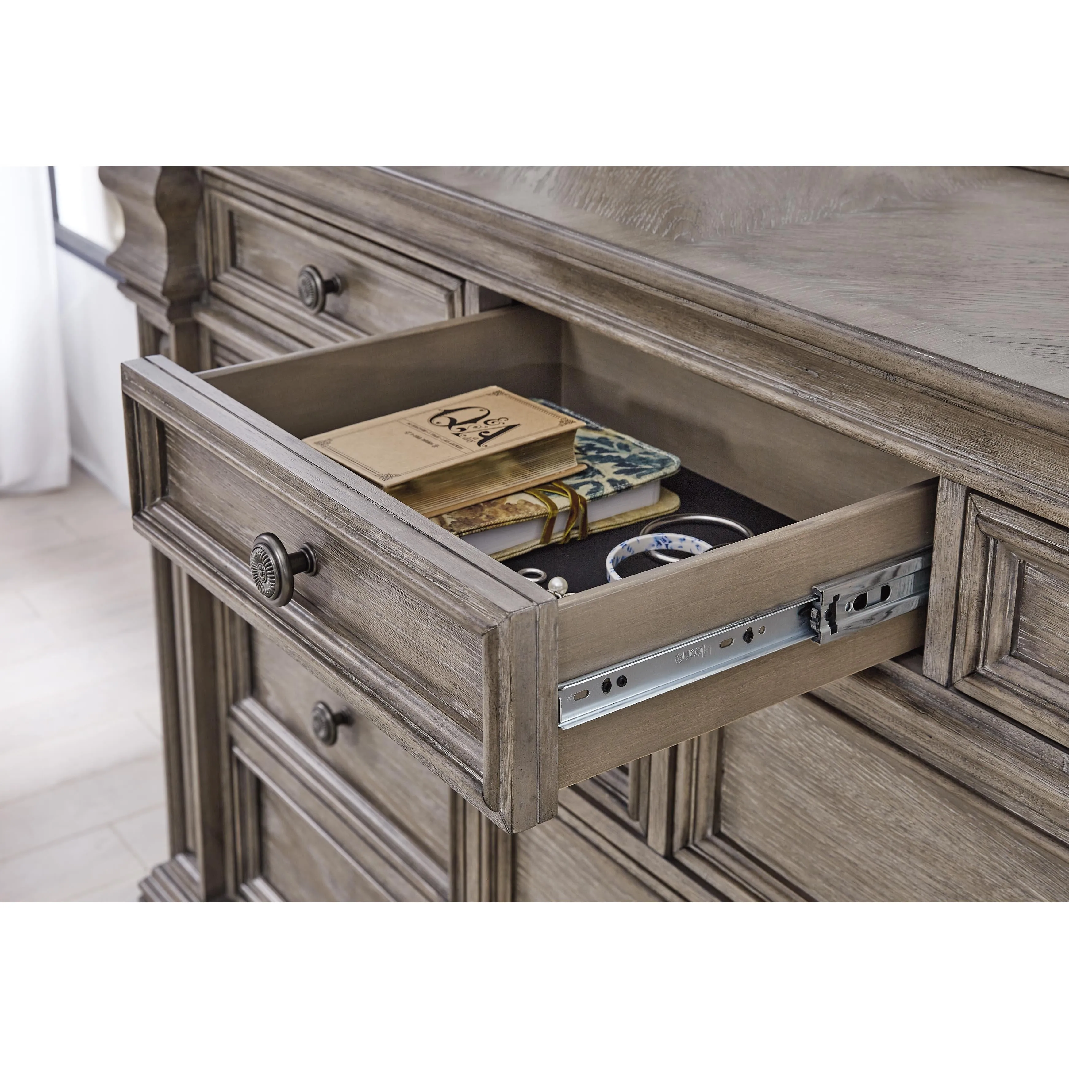 Signature Design by Ashley Blairhurst 5-Drawer Chest B916-46