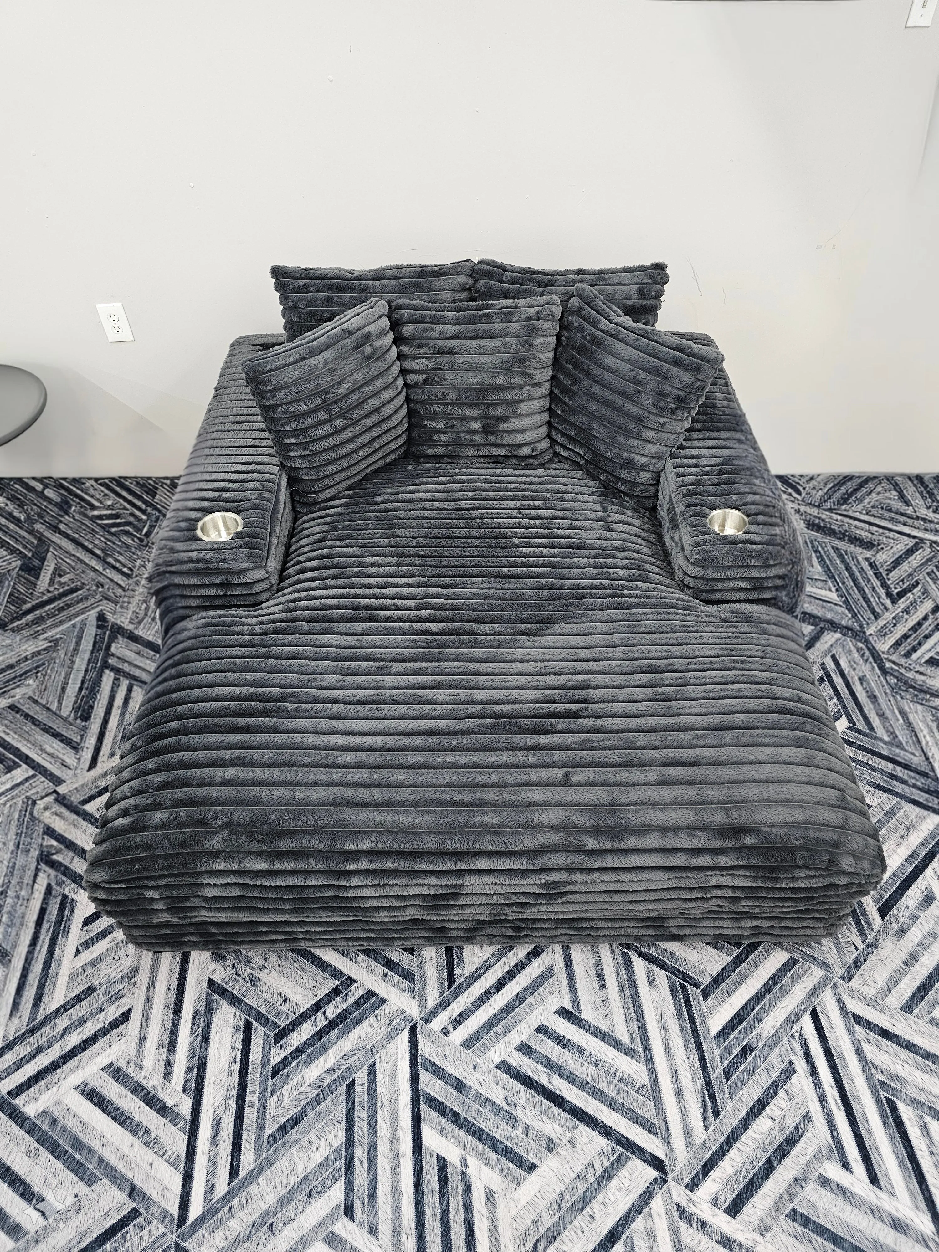 Softest Cuddler Chaise with Cupholder and USBs