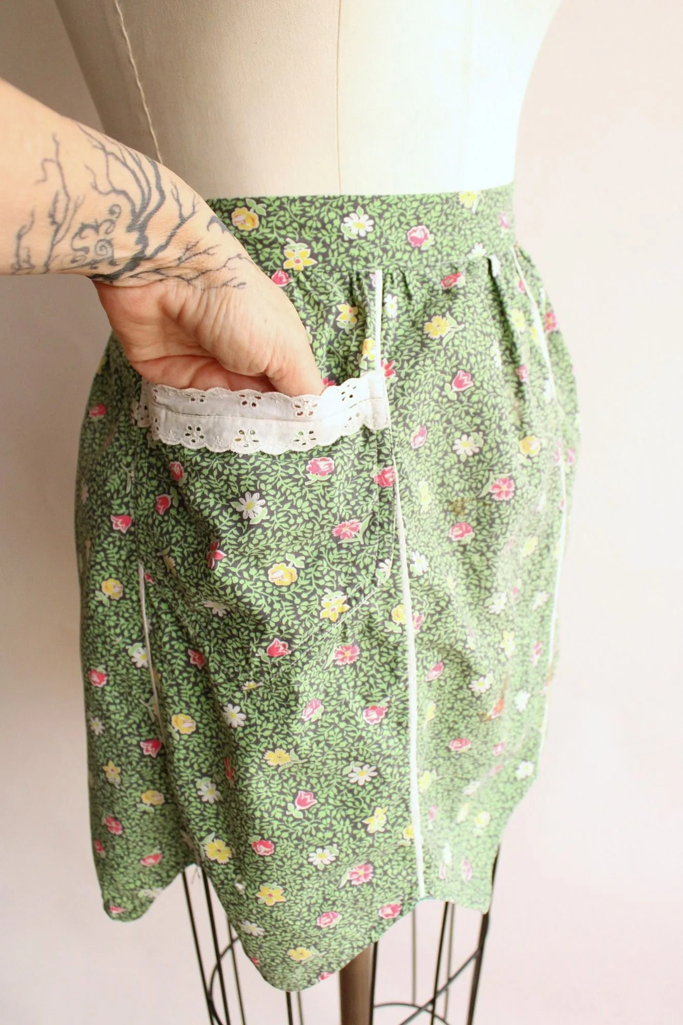 Vintage 1950s Apron with Pocket and Eyelet Lace Trim