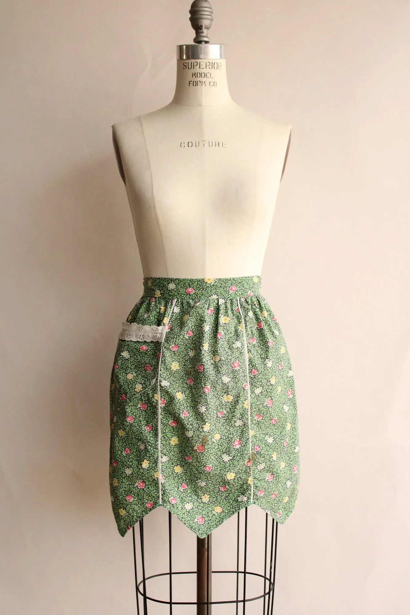 Vintage 1950s Apron with Pocket and Eyelet Lace Trim