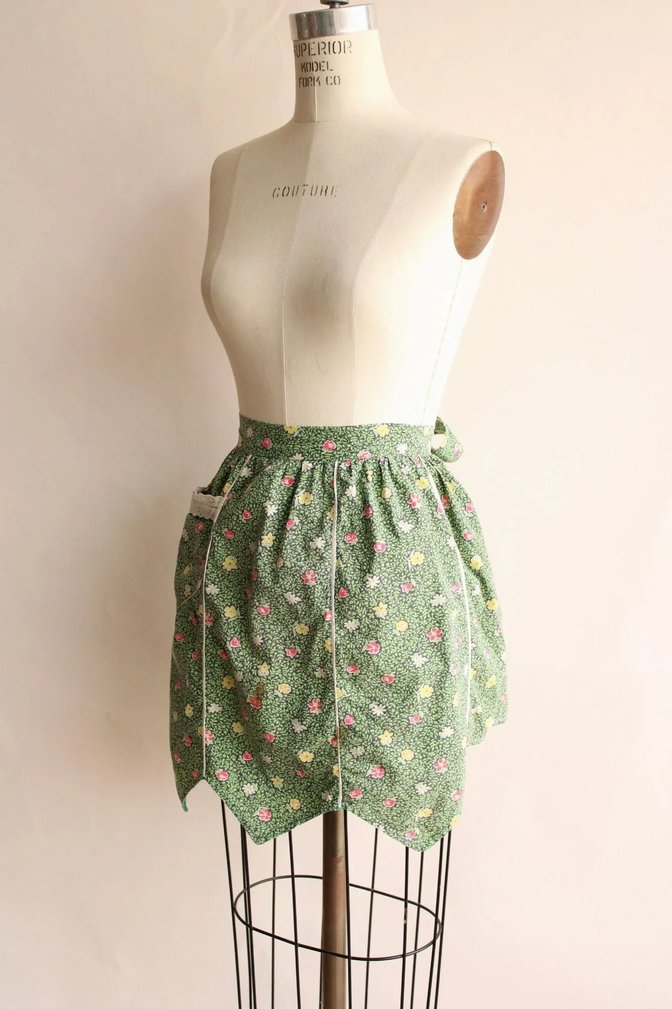 Vintage 1950s Apron with Pocket and Eyelet Lace Trim