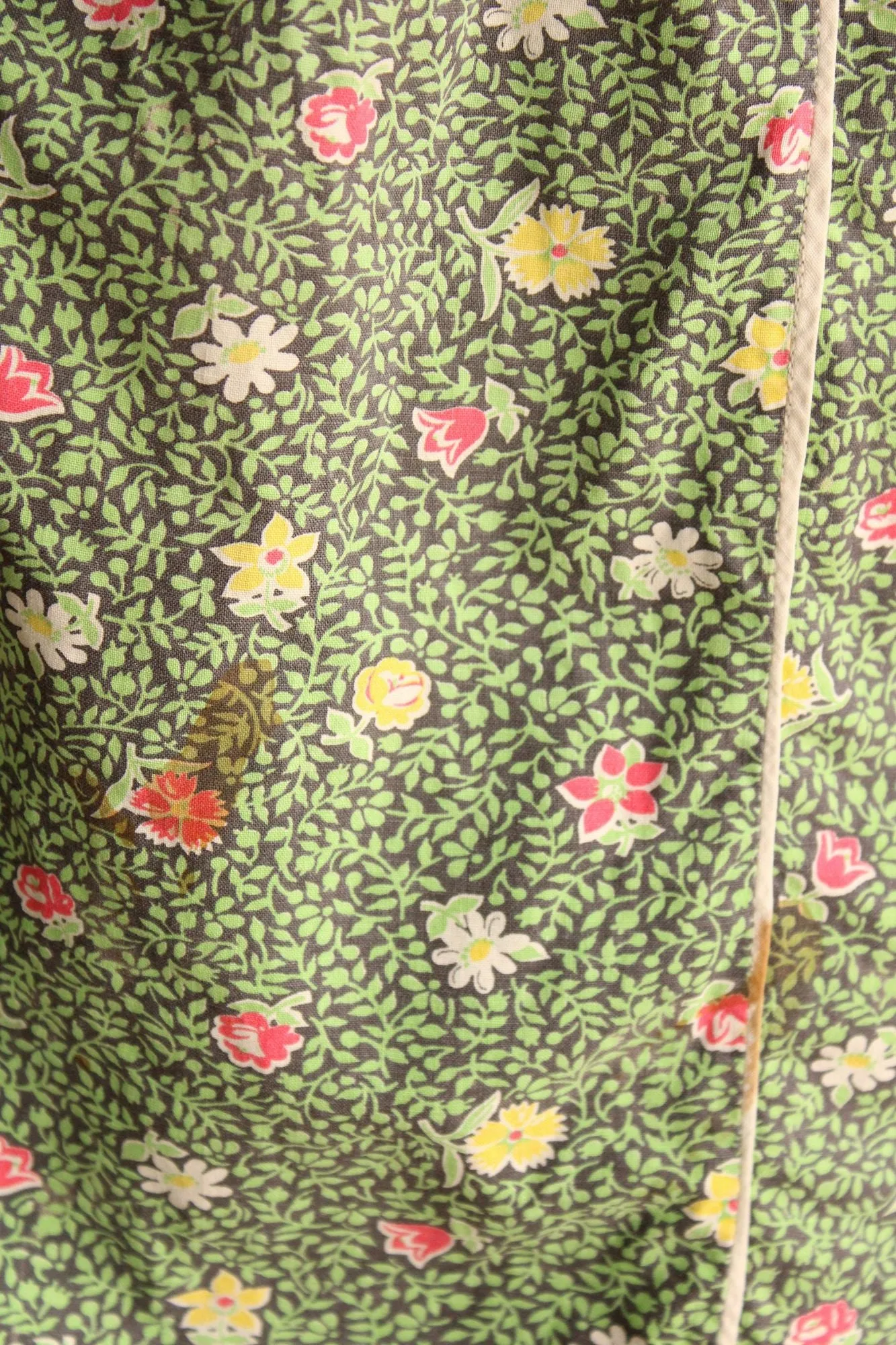 Vintage 1950s Apron with Pocket and Eyelet Lace Trim