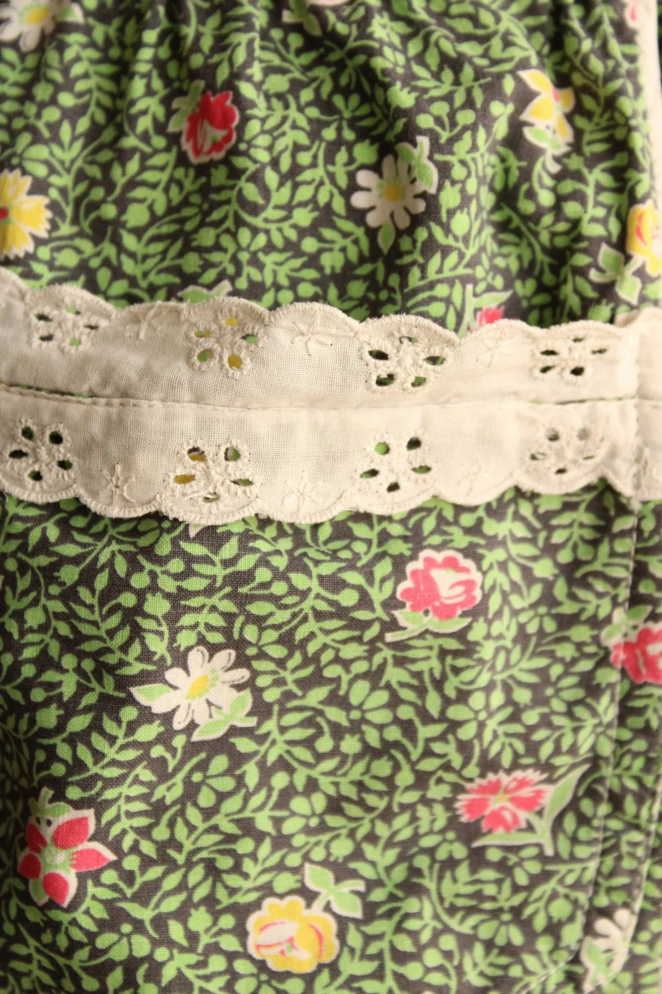 Vintage 1950s Apron with Pocket and Eyelet Lace Trim